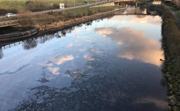 Un nuevo vertido en la ría alarma a los paseantes