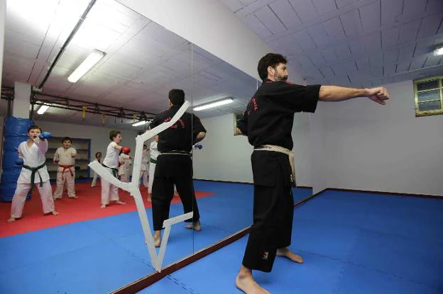 Clase de artes marciales en el polideportivo riosellano. 