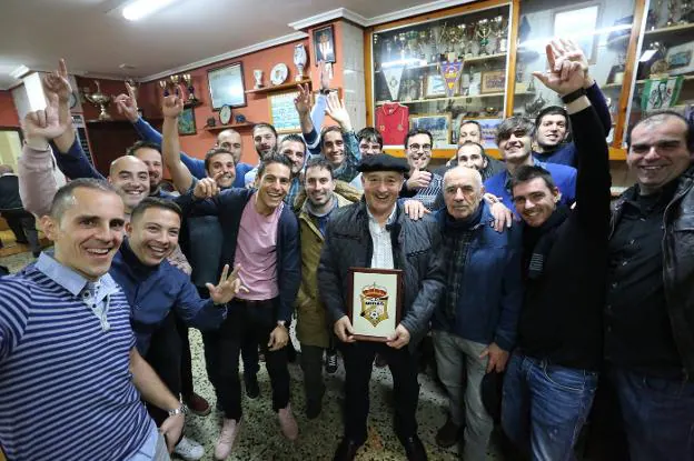 José García Cano posa con algunos de los futbolistas que le rindieron un homenaje coincidiendo con la despedida del Midas. 