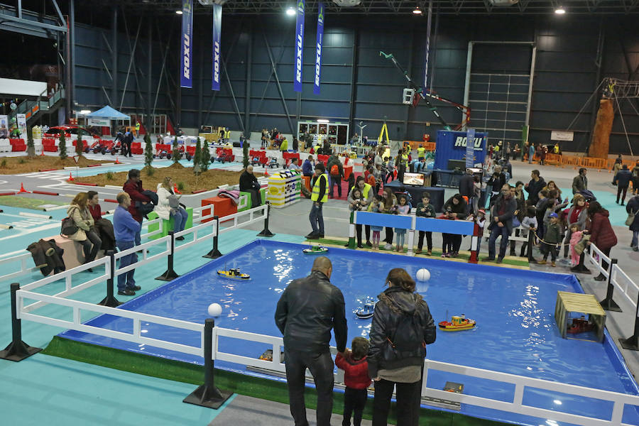 Gijón disfruta de la pista de hielo y Mercaplana