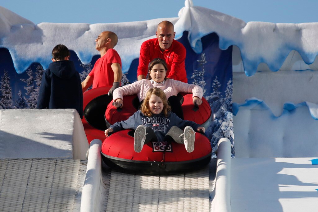 Gijón disfruta de la pista de hielo y Mercaplana