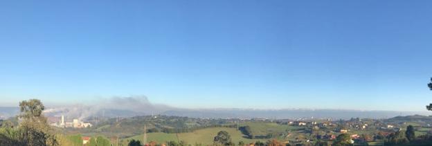 Boina de contaminación sobre Arcelor ayer por la mañana. :: E. C.