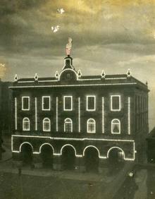 Imagen secundaria 2 - Arriba, festival navideño en 1955; en la siguiente imagen, Copa de Navidad de natación el 24 de diciembre de 1932 y, por último, el Ayuntamiento de Gijón en 1955.