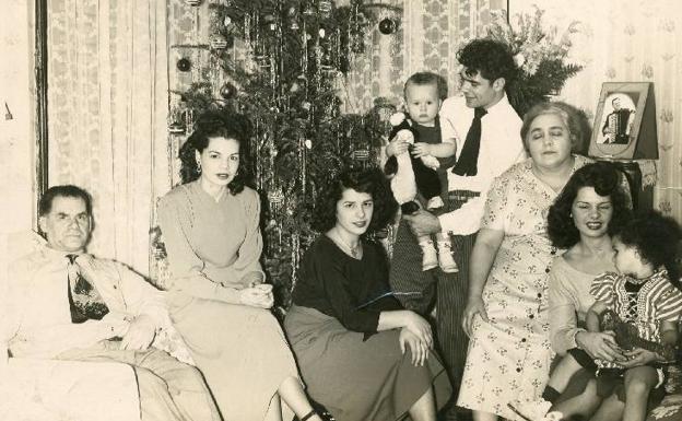 Familia de un emigrante en torno al árbol en la Navidad de 1955.