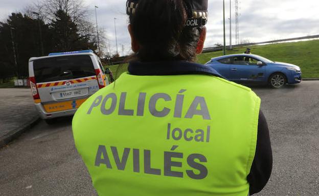 Cuadriplica la tasa de alcohol y choca contra un coche estacionado en Avilés