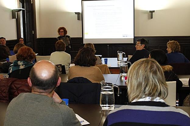 Miembros de Cruz Roja, Cáritas y la Fundación San Martín en el taller de Aguas de Avilés. 