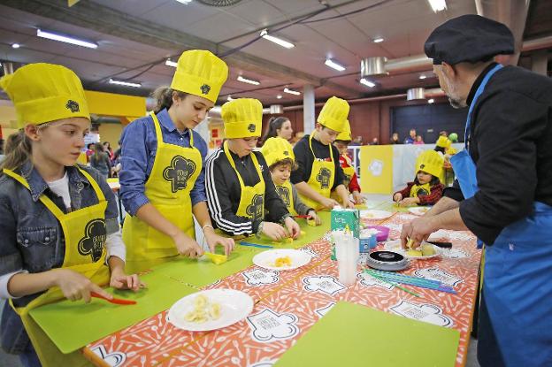 Taller de cocina. En el estand de Alimerka, los niños cocinan roscón de Reyes, burritos y batidos de fruta. 