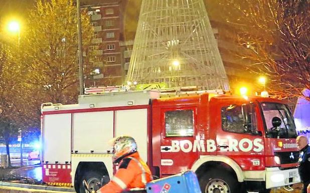 Gijón. Los bomberos tuvieron que asegurar el abeto de luces.