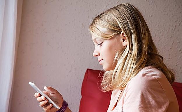 La Audiencia avala que un padre revise con su hija menor sus conversaciones de whatsapp