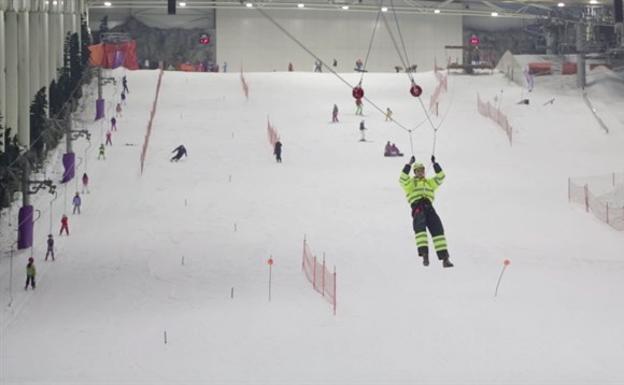 La tirolina es una de las actividades más de moda en SnowZone