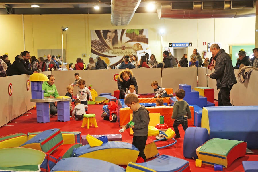 Diversión infantil y exhibición canina de la Policía Local en Mercaplana