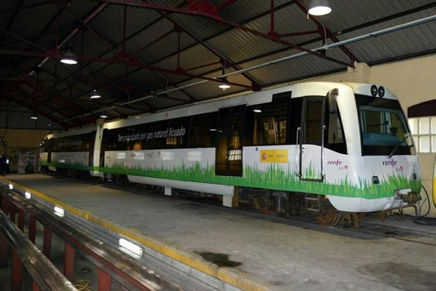 El tren experimental, en el taller de Renfe de Figaredo. :: E. C.