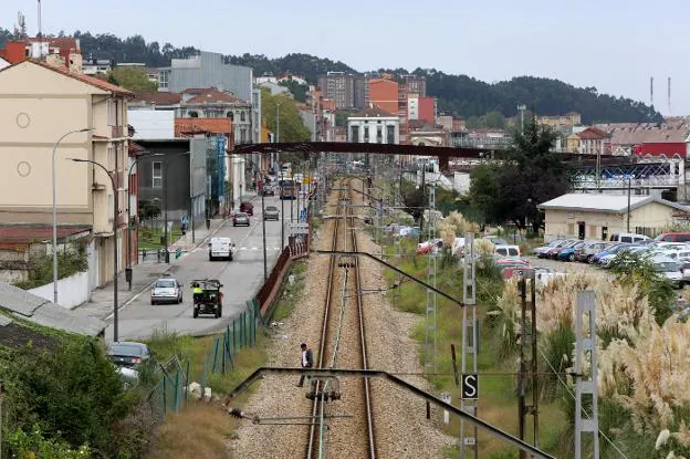 El tramo de las vías de Renfe y Feve que sería soterrado de cerrarse el acuerdo entre el Ministerio, el Principado y el Ayuntamiento. 