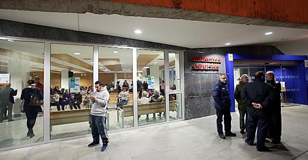 El servicio de Urgencias de adultos del HUCA ayer por la tarde, con pacientes dentro y fuera de la sala de espera. 