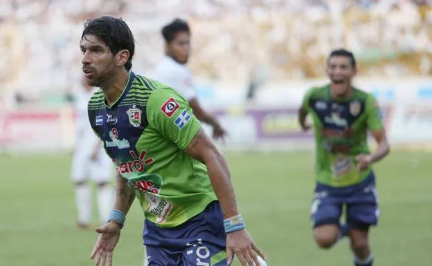 Sebastián Abreu celebra un gol con el Santa Tecla salvadoreño. 