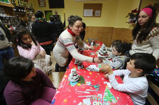 Momento del taller infantil de adornos navideños. :: MARIETA