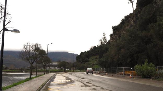 La avenida de Tito Bustillo permanece estos días abierta al tráfico, solo unas vallas cierran el estacionamiento del aula didáctica. 