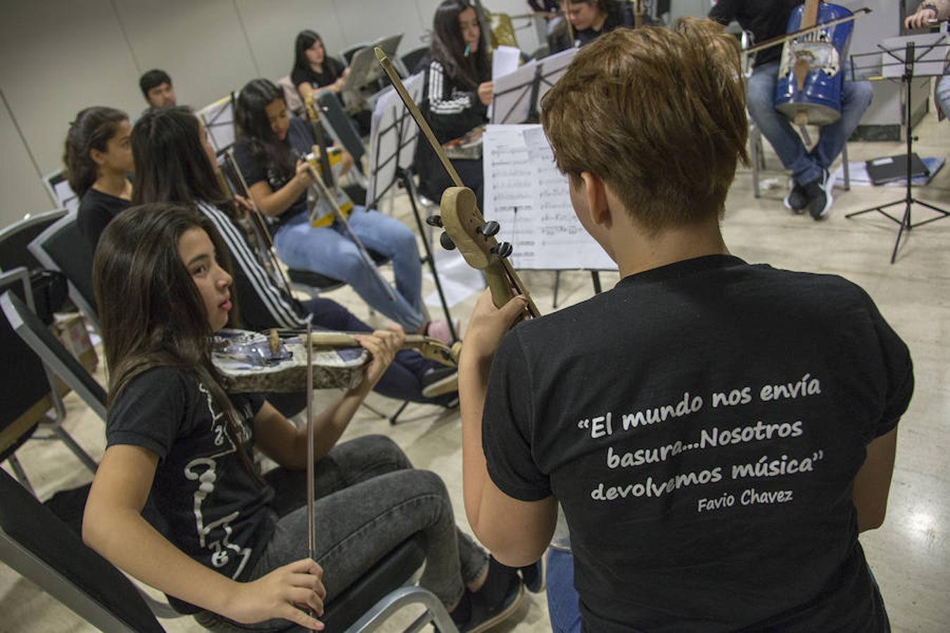 La Orquesta Cateura utiliza los despojos para crear eficaces instrumentos