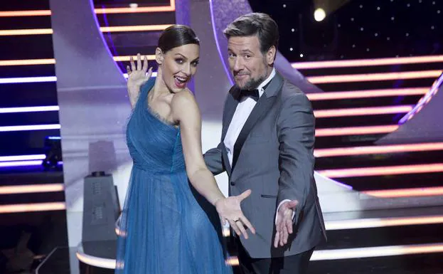Eva González y Carlos Latre conducirán el especial '¡Feliz 2018!' tras las campanadas de Fin de Año.
