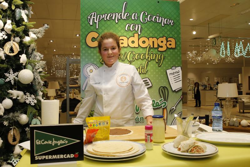 La luanquina Covadonga García, que participó en la tercera edición del 'talent' culinario de La 1, impartió este jueves un showcooking en Gijón