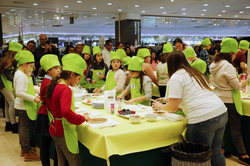 La luanquina Covadonga García, que participó en la tercera edición del 'talent' culinario de La 1, impartió este jueves un showcooking en Gijón