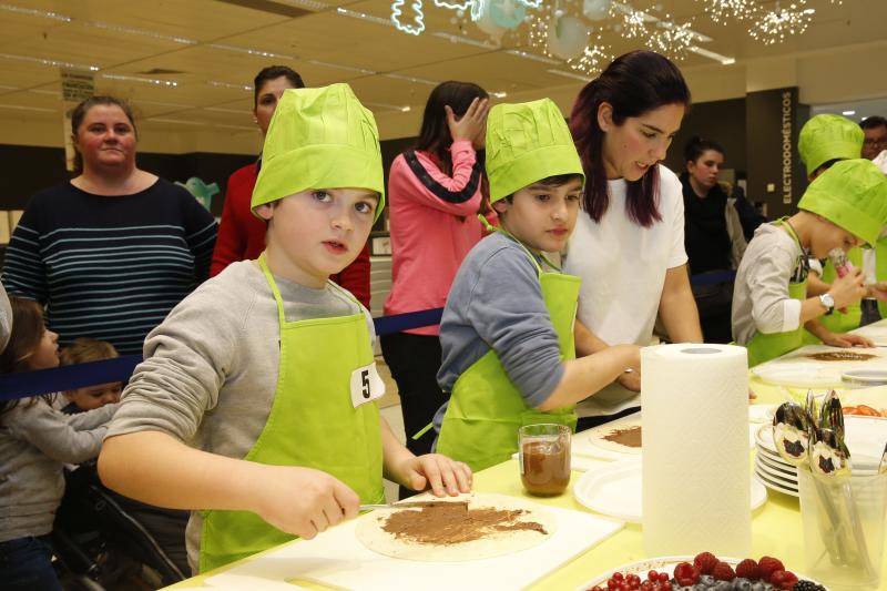 La luanquina Covadonga García, que participó en la tercera edición del 'talent' culinario de La 1, impartió este jueves un showcooking en Gijón