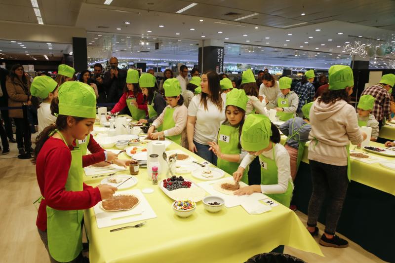 La luanquina Covadonga García, que participó en la tercera edición del 'talent' culinario de La 1, impartió este jueves un showcooking en Gijón