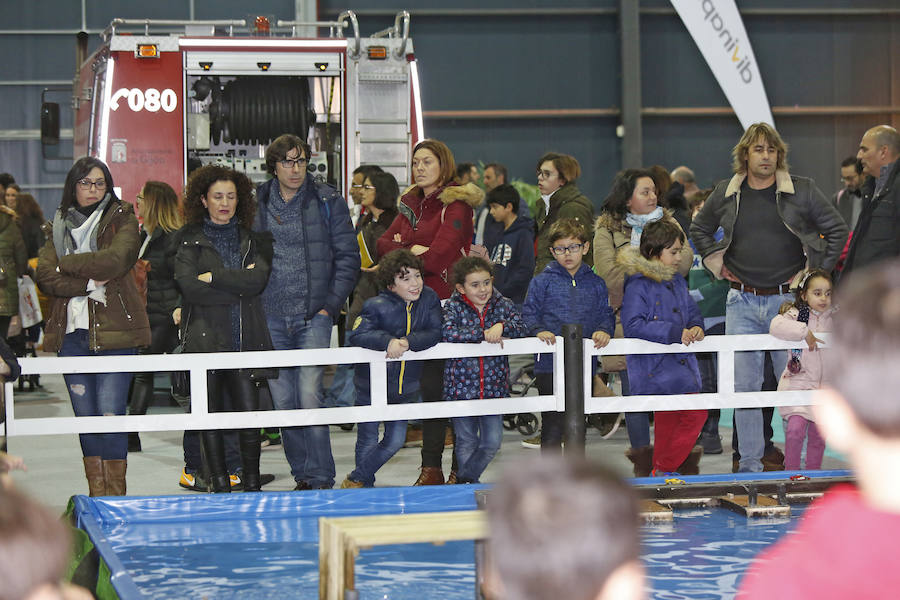 La Fundación del Transporte Sanitario de Asturias ha desarrrollado en Mercaplana talleres de iniciación a la Reanimación Cardiopulmonar. de la mano de técnicos de Emergencias Sanitarias los más pequeños han aprendido a salvar vidas.