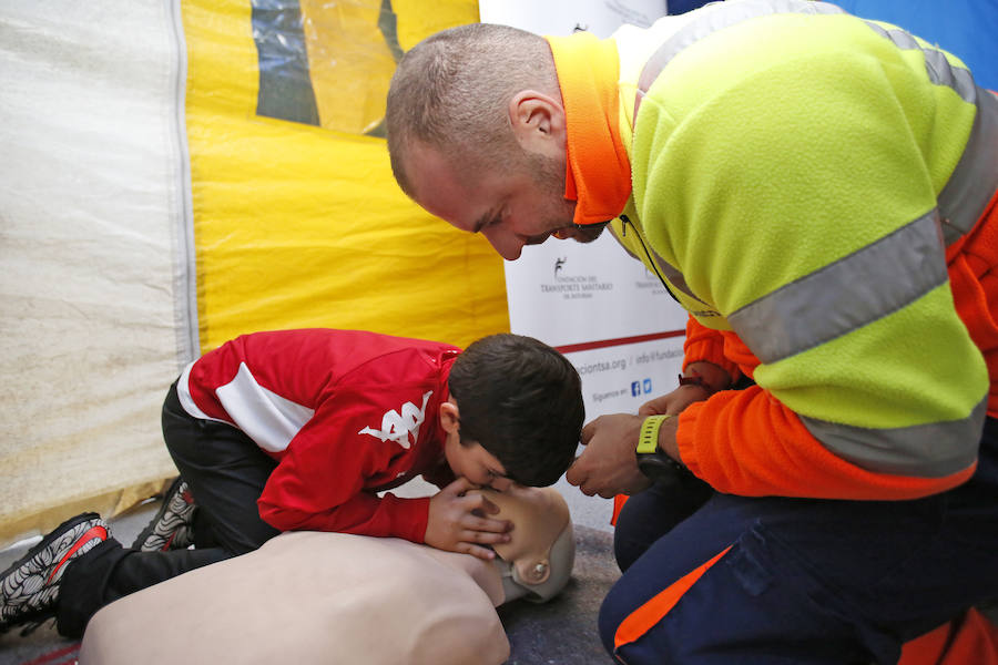 La Fundación del Transporte Sanitario de Asturias ha desarrrollado en Mercaplana talleres de iniciación a la Reanimación Cardiopulmonar. de la mano de técnicos de Emergencias Sanitarias los más pequeños han aprendido a salvar vidas.