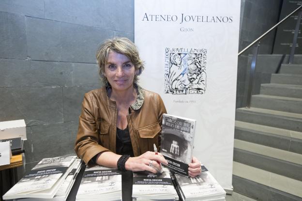 Mercedes de Soignie durante una firma de libros de su anterior publicación sobre la figura de Adolfphe de Soignie. 