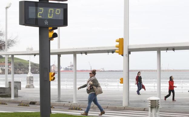 Un termómetro marca 20 grados en Gijón.