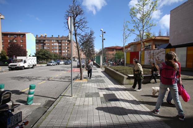 La calle Río de Oro, a la altura del Centro Municipal de El Llano. 