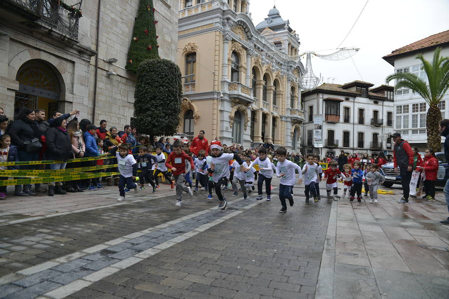 Grandes y pequeños participaronen la popular carrera. 