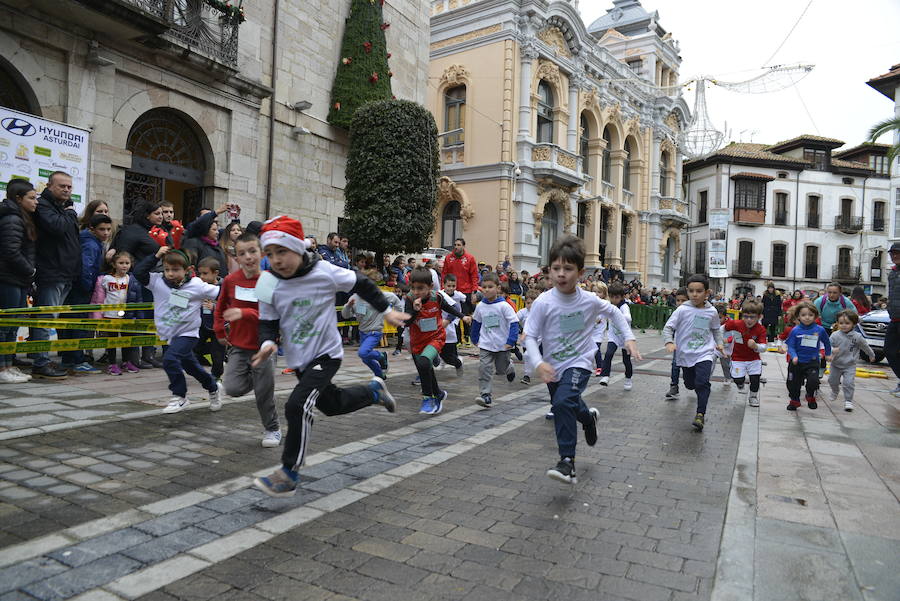 Grandes y pequeños participaronen la popular carrera. 