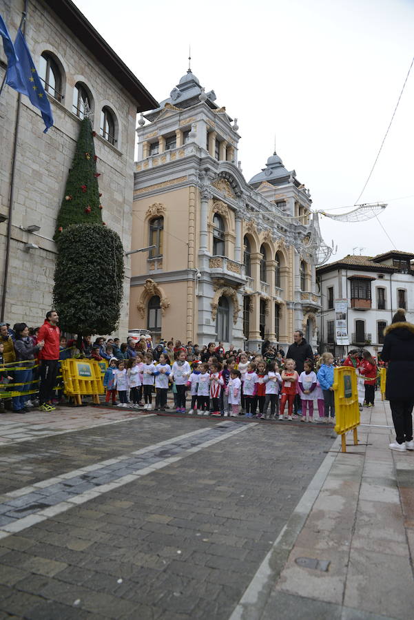 Grandes y pequeños participaronen la popular carrera. 