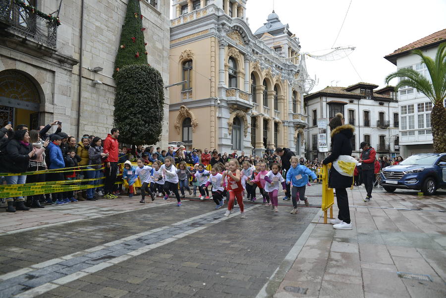 Grandes y pequeños participaronen la popular carrera. 