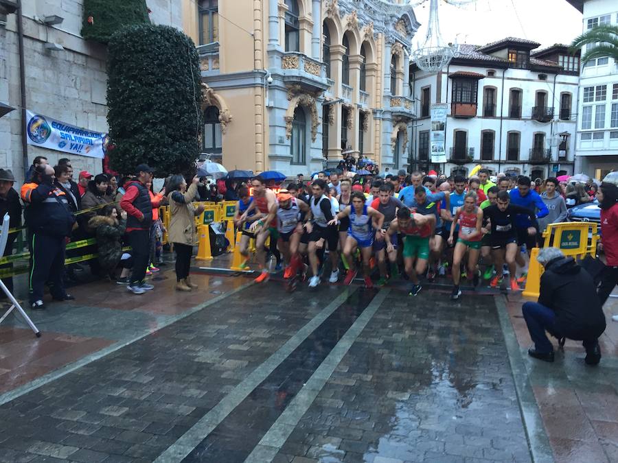 Grandes y pequeños participaronen la popular carrera. 