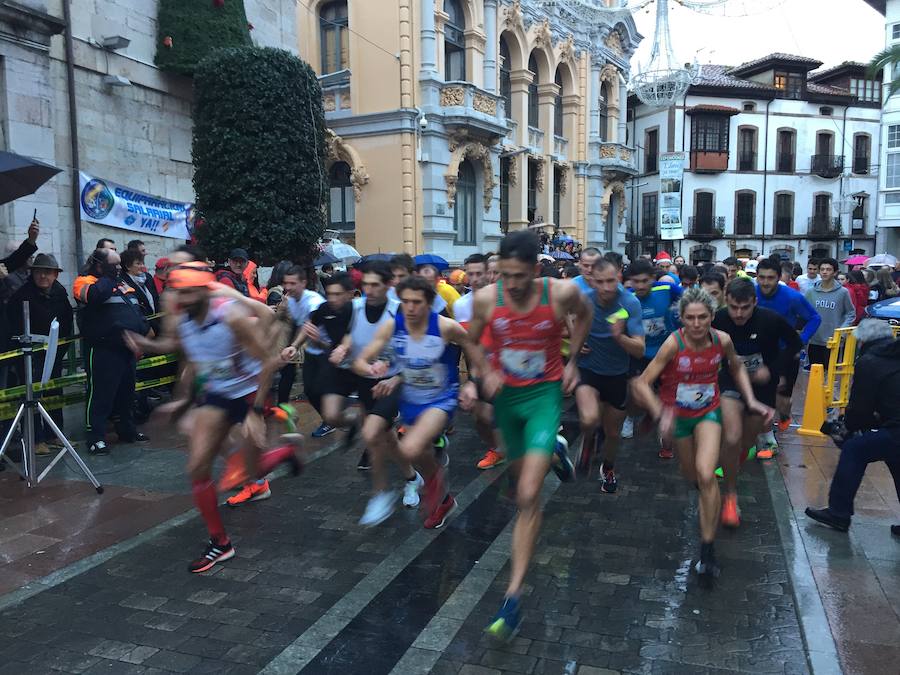 Grandes y pequeños participaronen la popular carrera. 