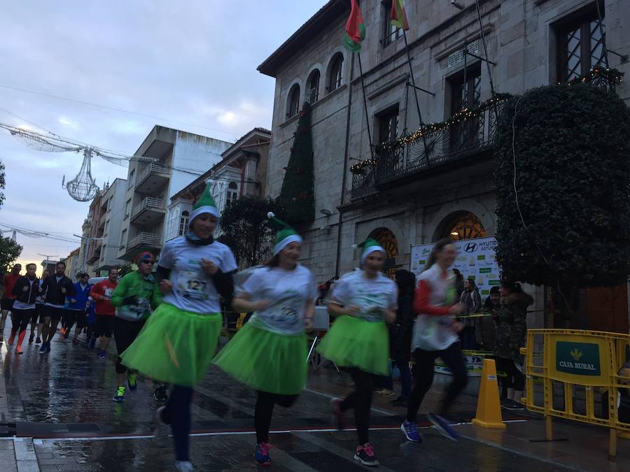 Grandes y pequeños participaronen la popular carrera. 