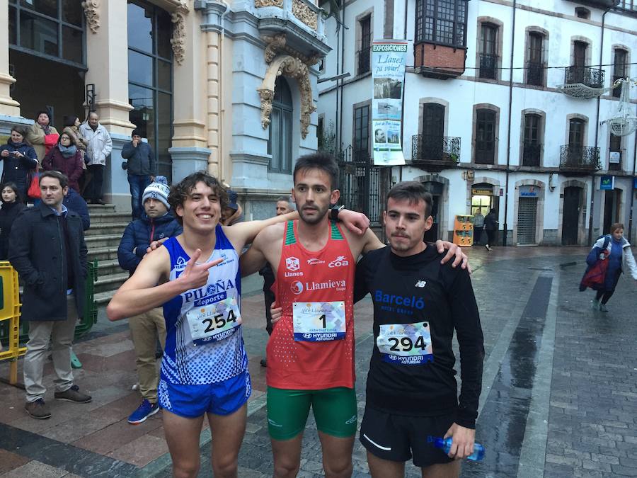 Grandes y pequeños participaronen la popular carrera. 