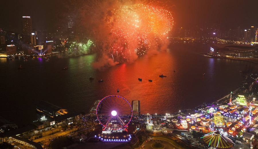 Cada país celebra a su manera la llegada del año nuevo. Mientras que en España, las doce campanadas de la Puerta del Sol y las míticas uvas marcan el cambio de año, la mayoría de países del resto del mundo lanzan fuegos artificiales para dar la bienvenida al año que entra. Taiwán, China, Japón, Nueva Zelanda, Corea del Norte... Todos ellos han hecho la tradicional cuenta atrás hasta las 12 en punto, hora a la que han lanzado la pirotecnia.