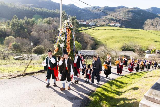 Jóvenes de Boquerizo procesionan el ramo . 