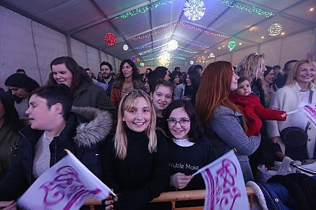El público llenó ayer la carpa de la pista de La Exposición para seguir el concierto de París de Noia. 