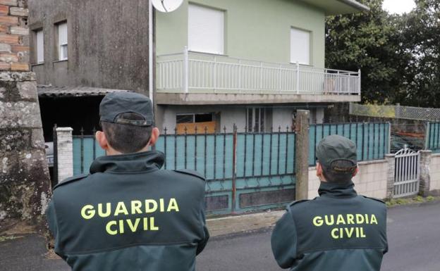 Agentes de la Guardia Civil registran en Rianxo la vivienda de 'el Chicle'. 