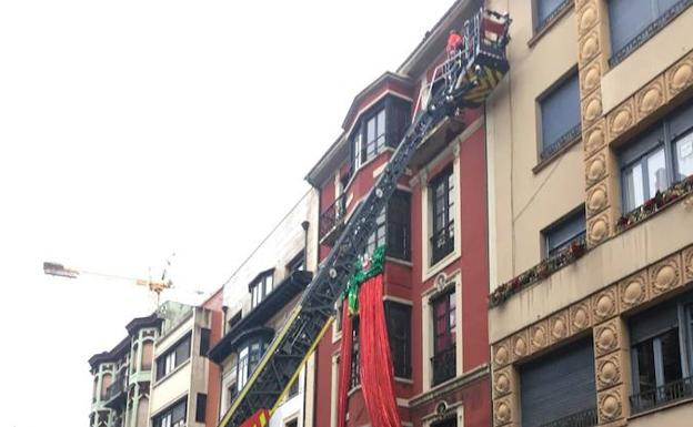 El vendaval tira cascotes y toldos en Gijón