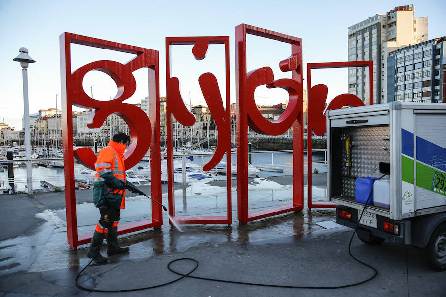 Así amaneció Gijón tras la resaca de Nochevieja