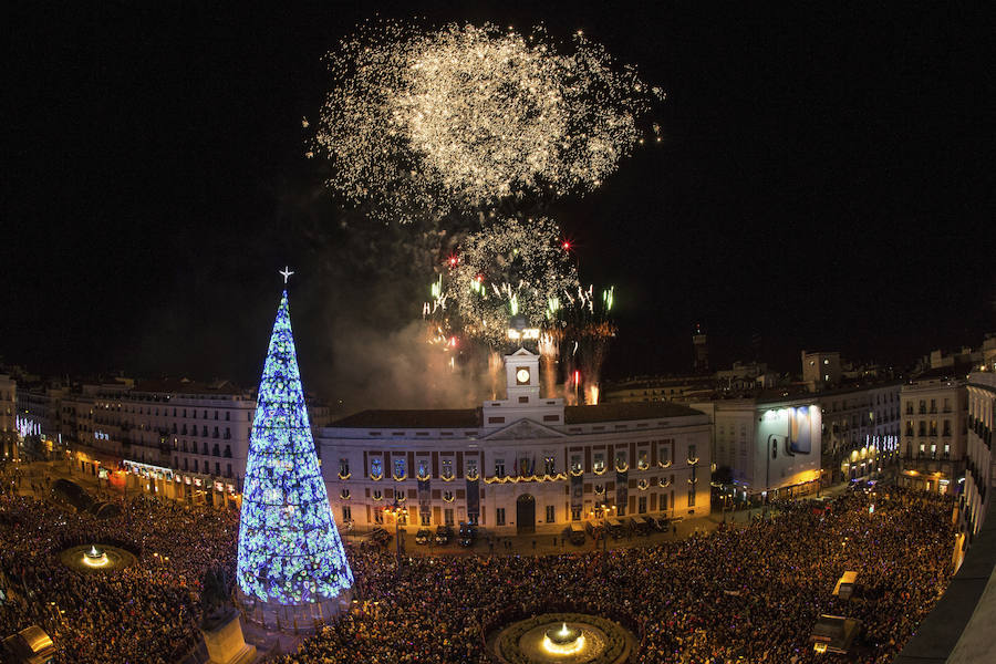 El nuevo año se recibe en Madrid entre fuegos artificiales y medidas de seguridad que limitaron a 20.000 personas el aforo para contemplar las campanadas en la Puerta del Sol.