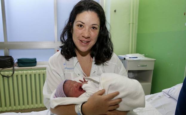 Mireia, el primer bebé de Asturias de 2018