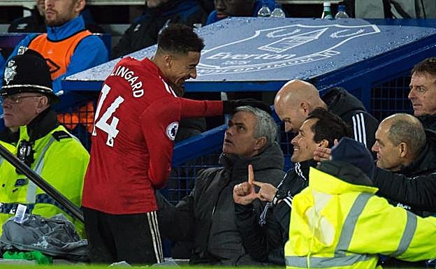 José Mourinho, con Jesse Lingard. 