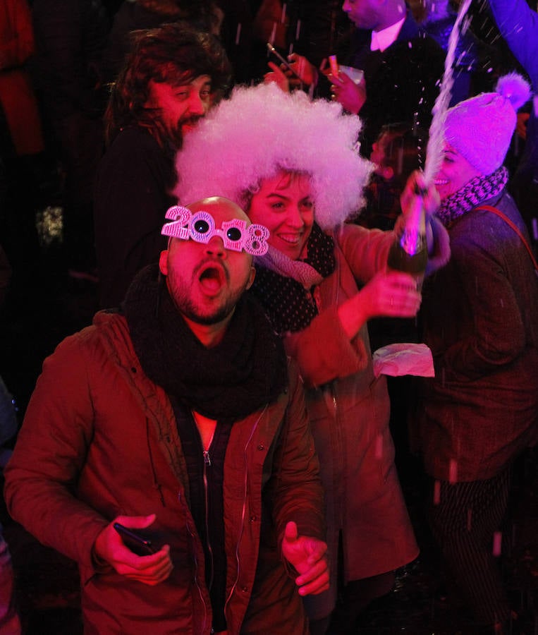 Fiesta de Nochevieja en la plaza Mayor de Gijón